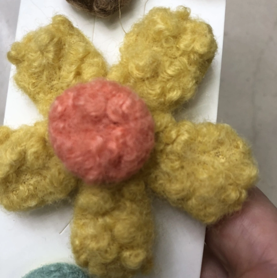 The new style of the "Curly Heart 8" autumn and winter plush flower duckbill sandwich with a forest style details Picture