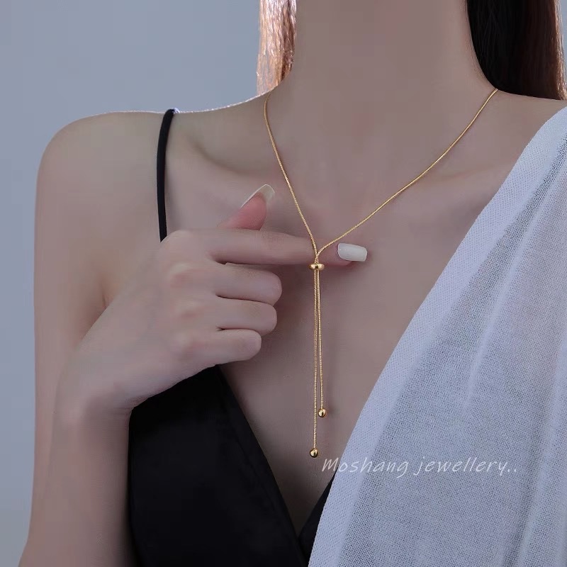 Long and unique European and American style necklace for women, simple k gold light luxury titanium steel stretched collarbone chain accessory, sweater chain, long chain