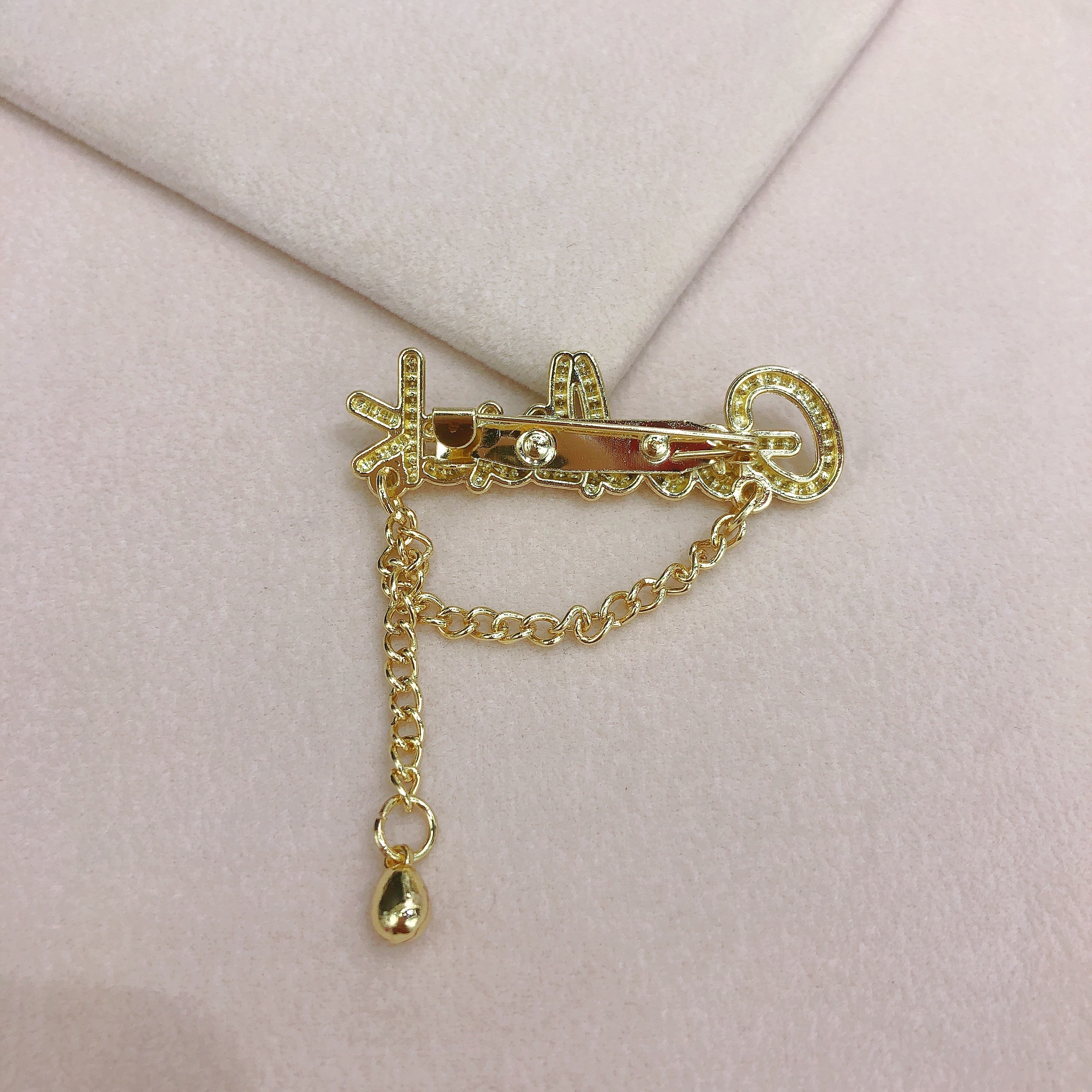 Women's design sense, niche letter brooch, brooch clasp, high-end women's pin, metal luxurious neckline, clothing accessory - Yingying -0238 Specification image