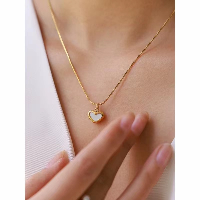 Xinchen LKSTYLE non-fading titanium steel Premium necklace, ins cold style, high-end feel, niche design, exquisite internet-famous style Application Scenario