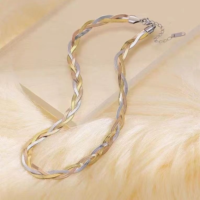 Xinchen Titanium Steel non-fading round brand necklace, women's collarbone chain, light luxury and niche design, 2022 new trendy sweater chain