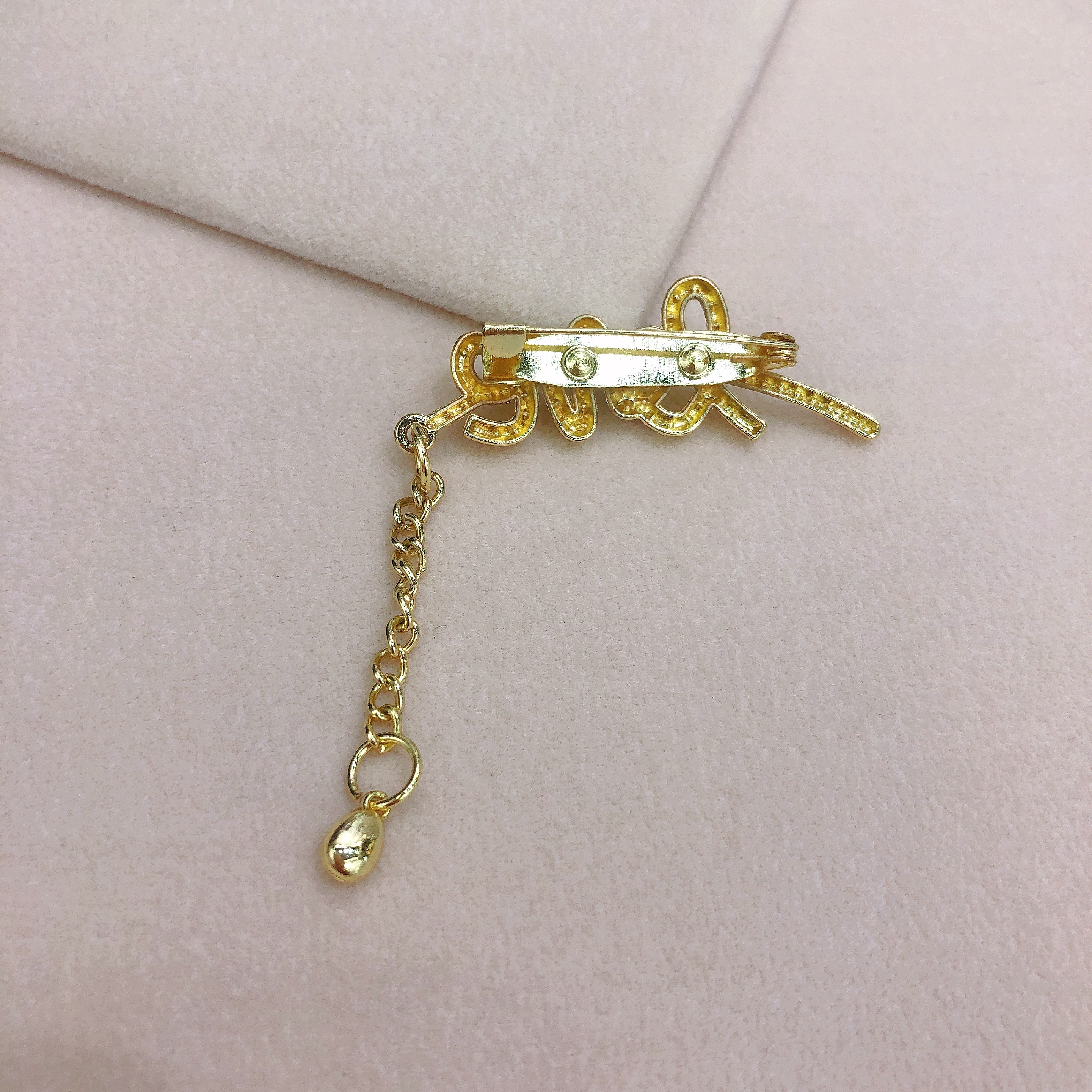 胸针女设计感小众字母胸花胸针扣高档女别针金属奢华领口衣服配饰-滢滢-0239
