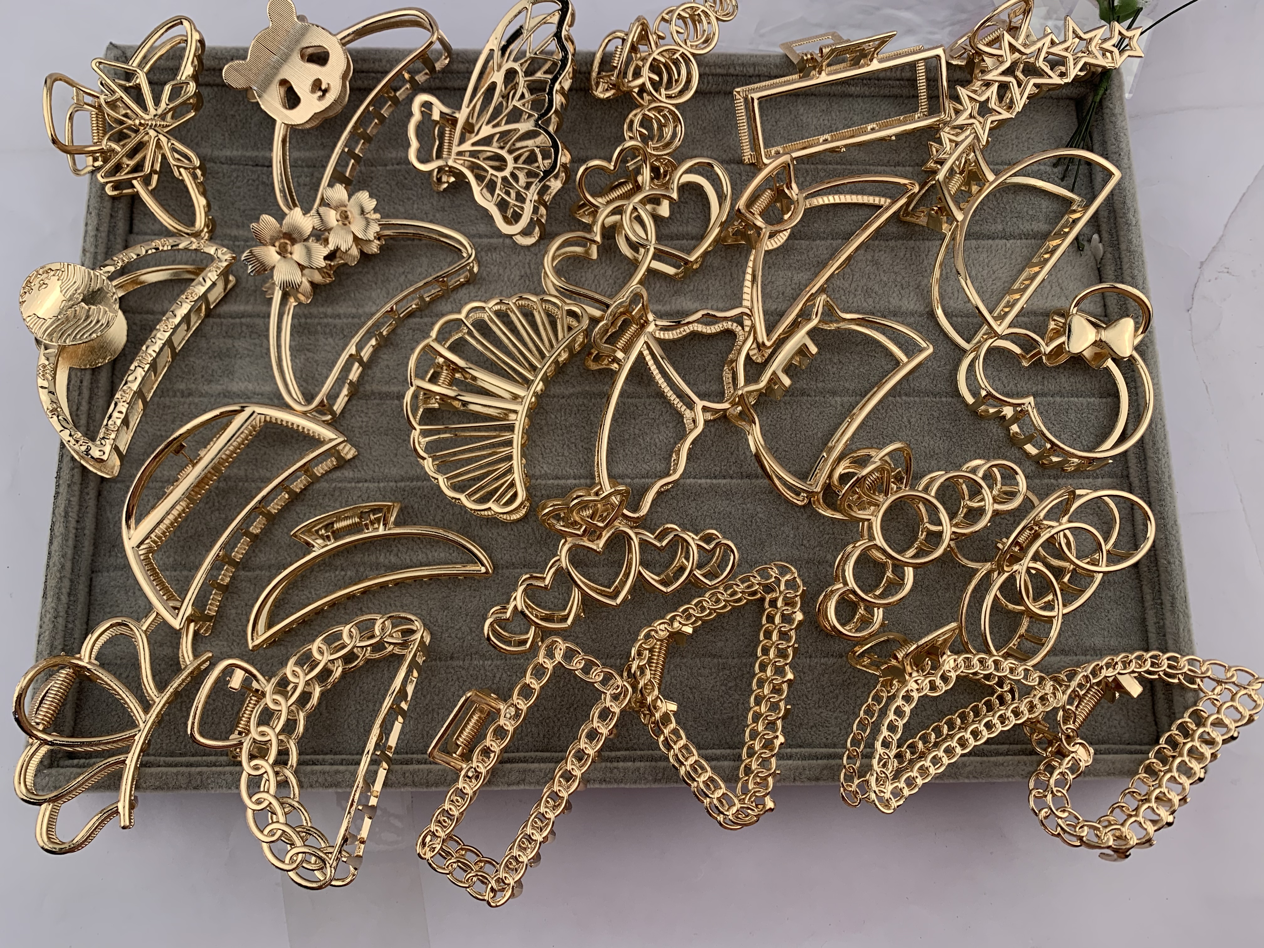 A large shark clip with a metal gripper at the back of the head, a simple and elegant Korean Instagram-style hair accessory with a laid-back and high-end feel