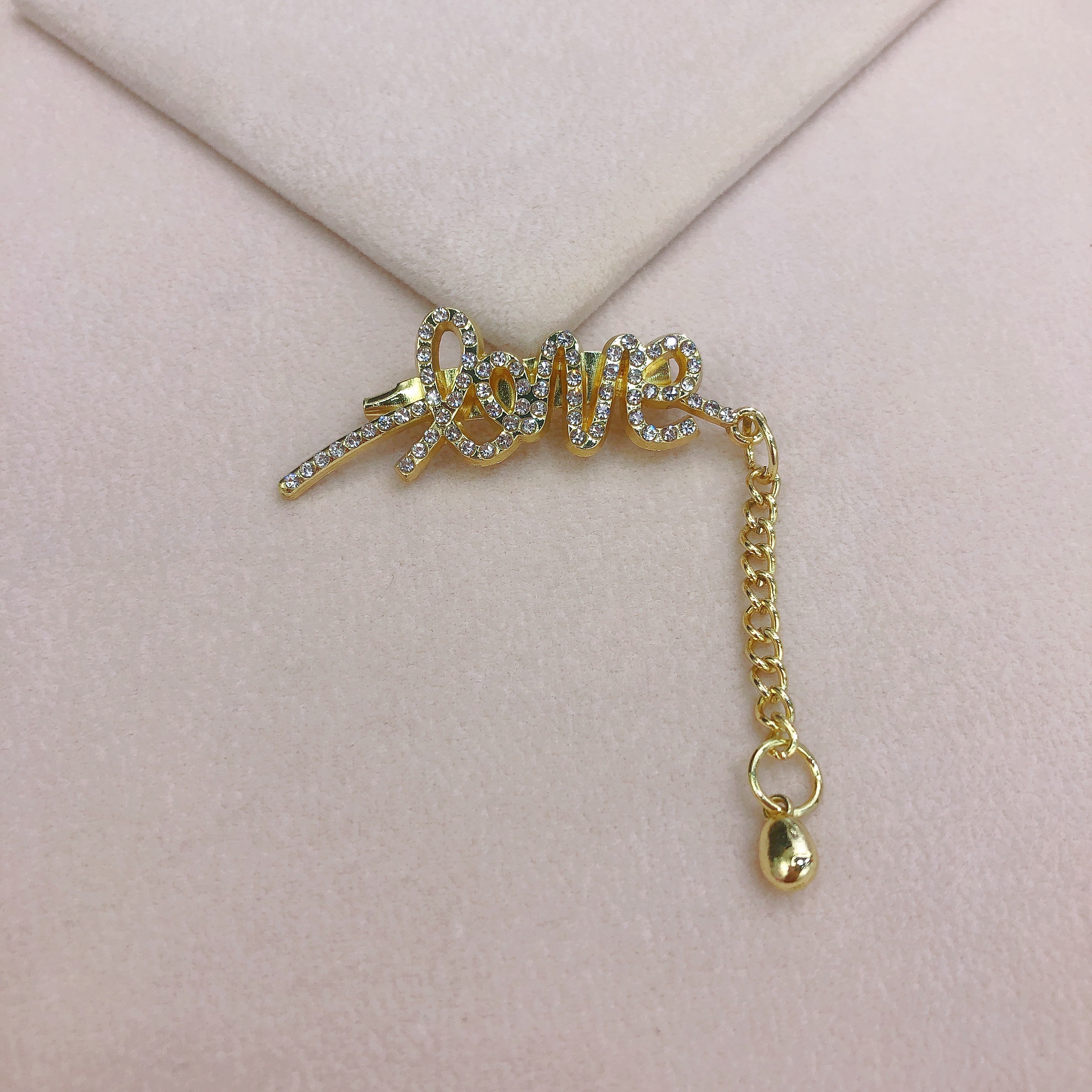 胸针女设计感小众字母胸花胸针扣高档女别针金属奢华领口衣服配饰-滢滢-0239