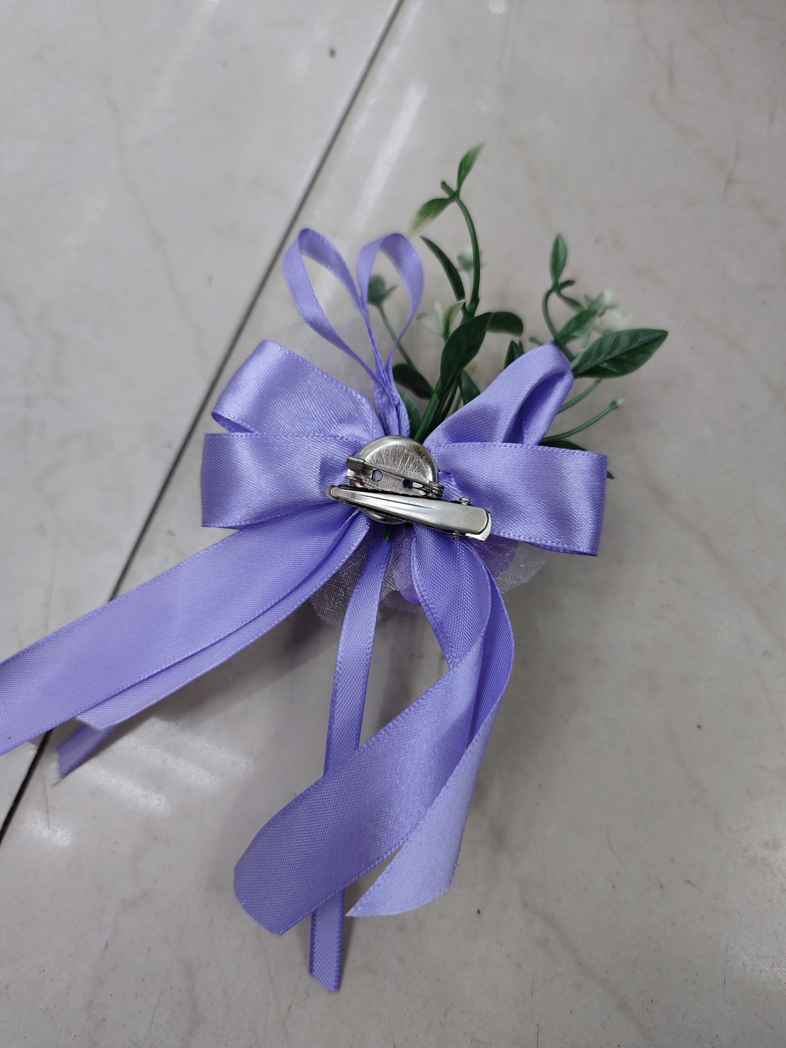 The bride and groom's corsages are fresh and forest-style European-style wedding. The best man and bridesmaid's boutonnieres are artificial flowers. Wholesale wedding corsages are only love detail image 3
