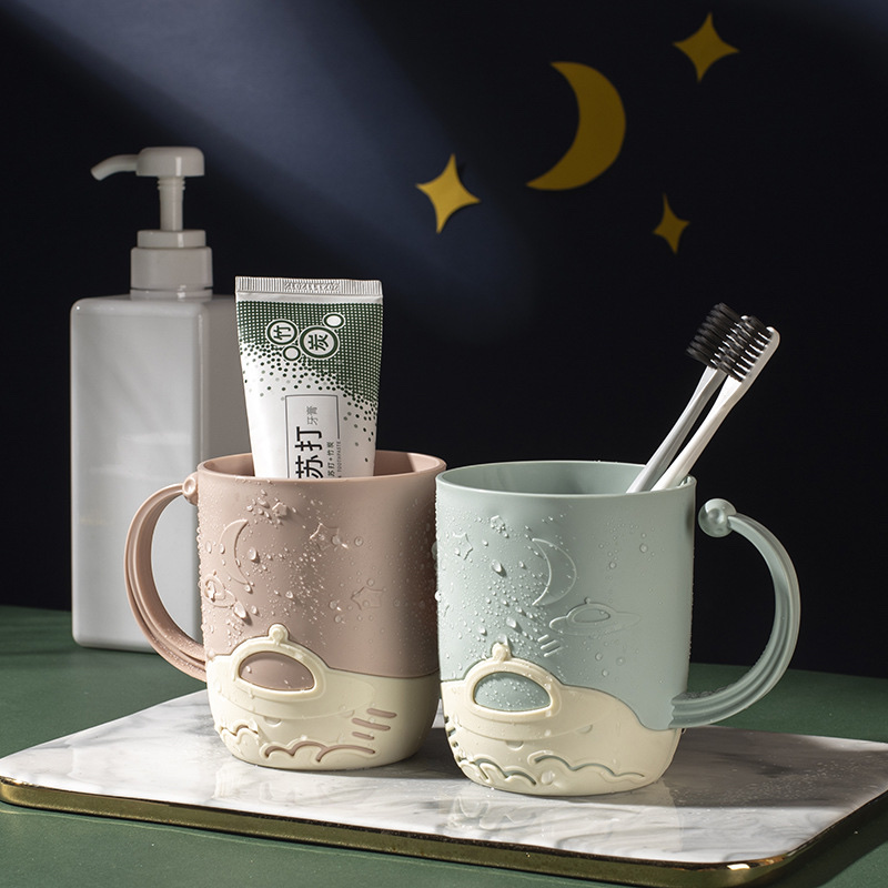 Double-layer plastic cups, bathroom mouthwash cups, drinking cups, household couple toothbrush cups, tea cups, wholesale street stall supplies Application Scenario