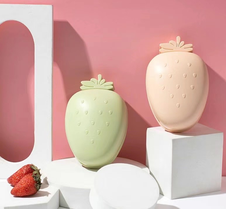 Wholesale of creative soap boxes with large capacity, plastic LIDS, household sealed and cute bathroom strawberry soap boxes