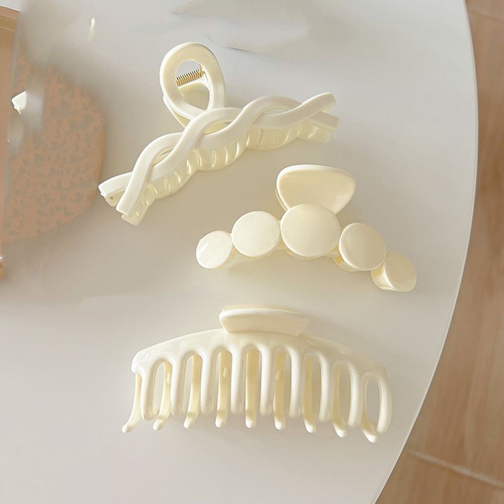 غطاء شعر مختصر لشعرة كبيرة على مؤخرة رأسه