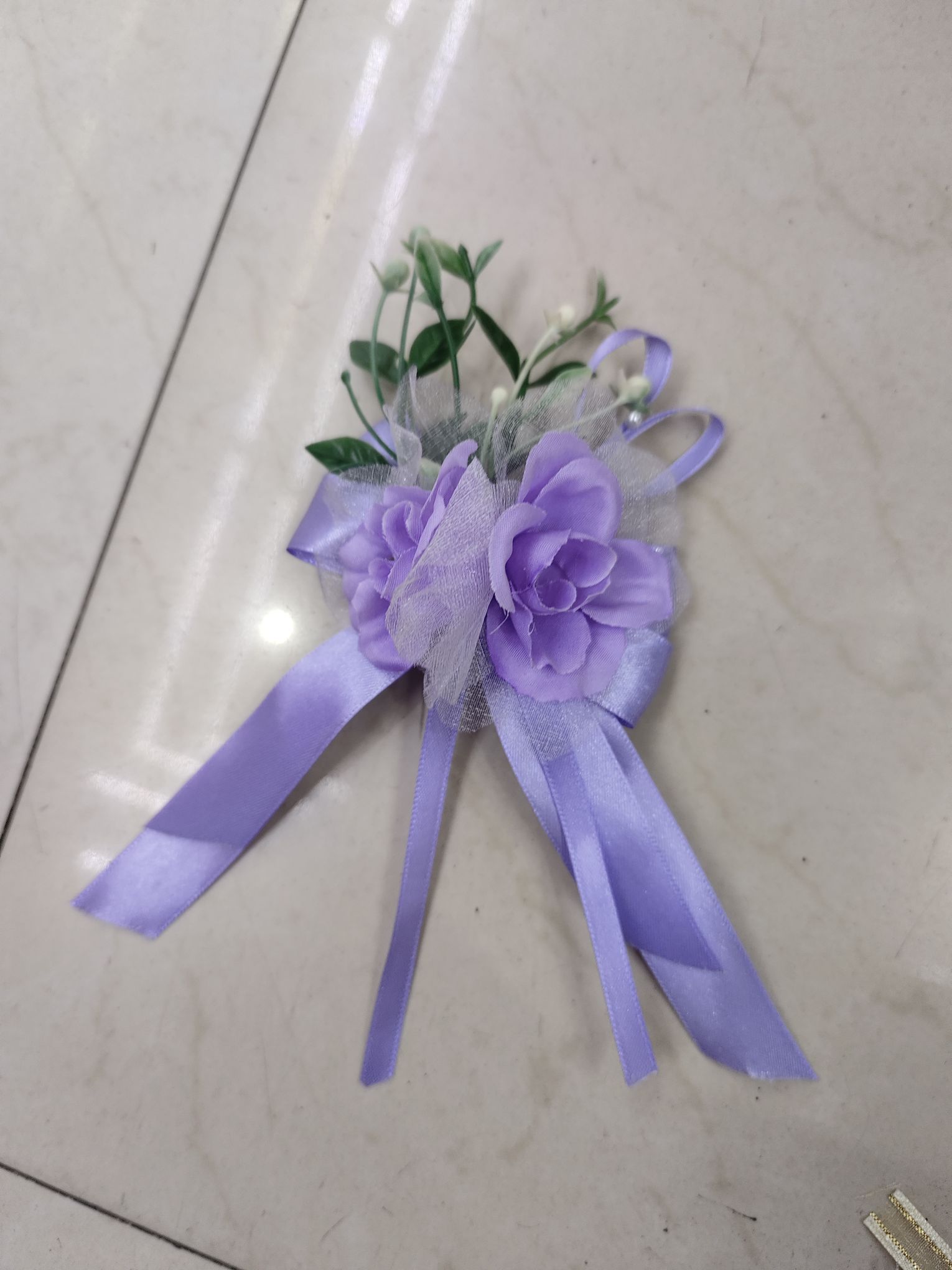 The bride and groom's corsages are fresh and forest-style European-style wedding. The best man and bridesmaid's boutonnieres are artificial flowers. Wholesale wedding corsages are only love