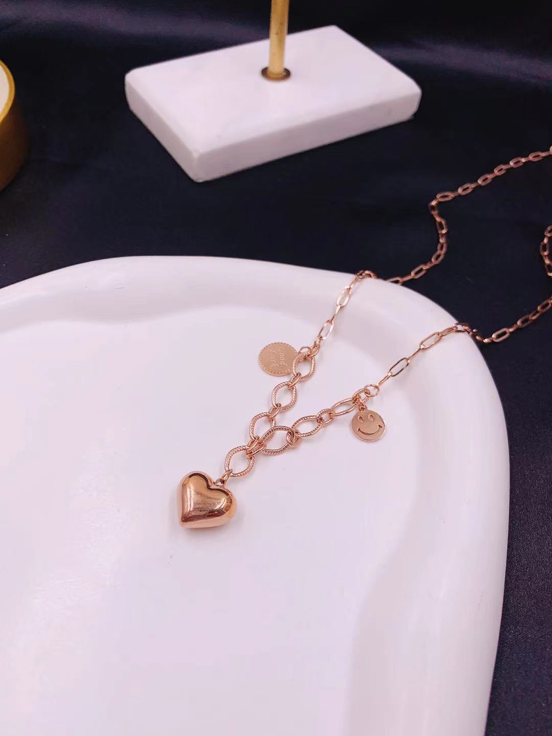 Titanium steel heart necklace is a versatile, fashionable, trendy and personalized necklace details Picture