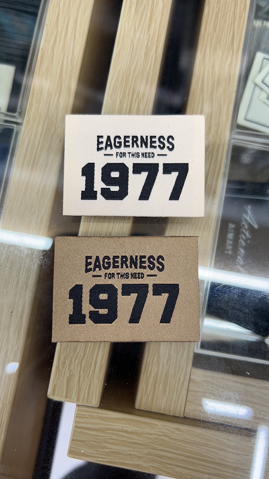 1977EAGERNESS 米色 咖色 织标 商标