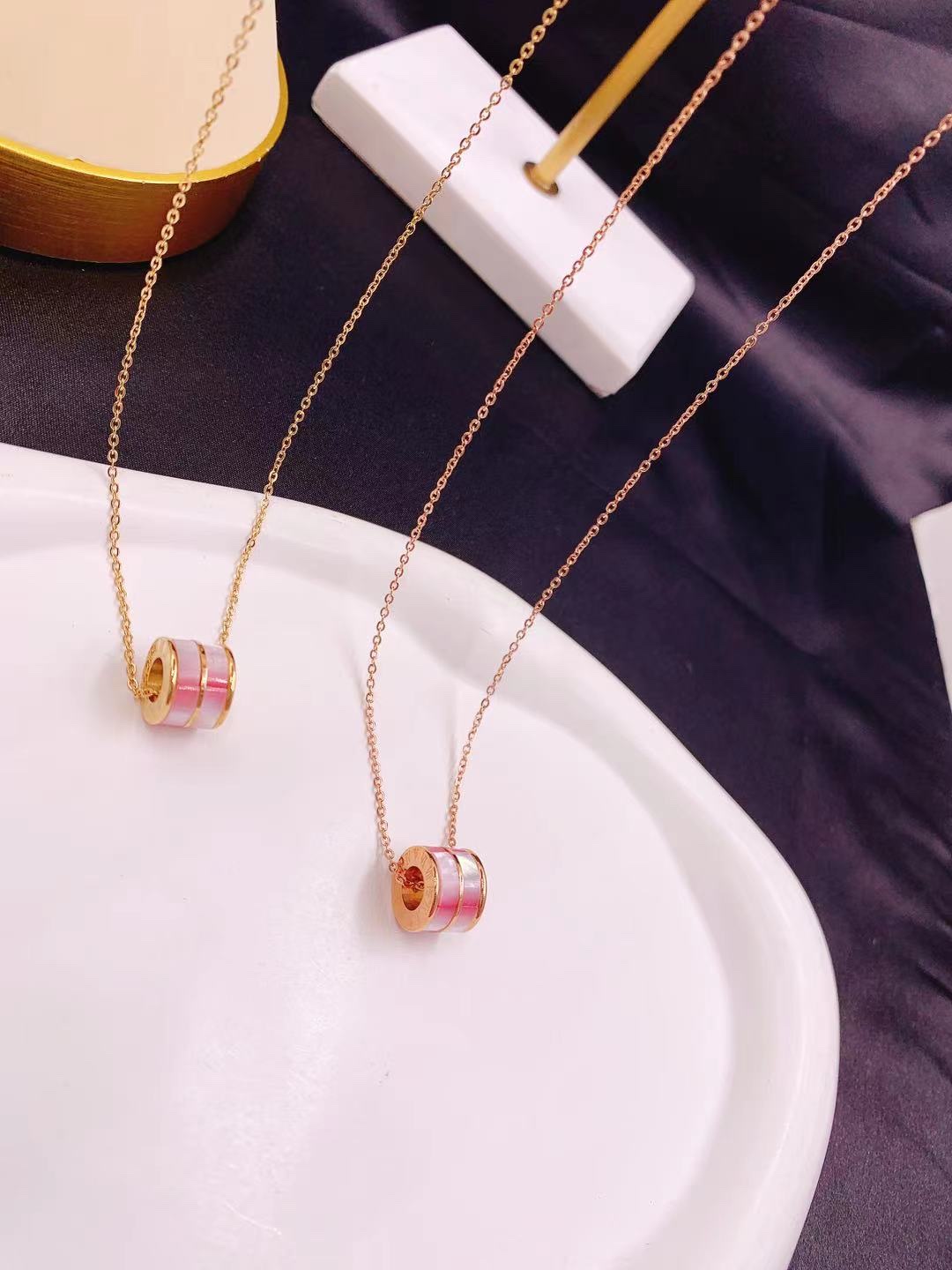 The latest European and American fashion style of shell titanium steel necklace, Baolai Baolai Baolai details Picture