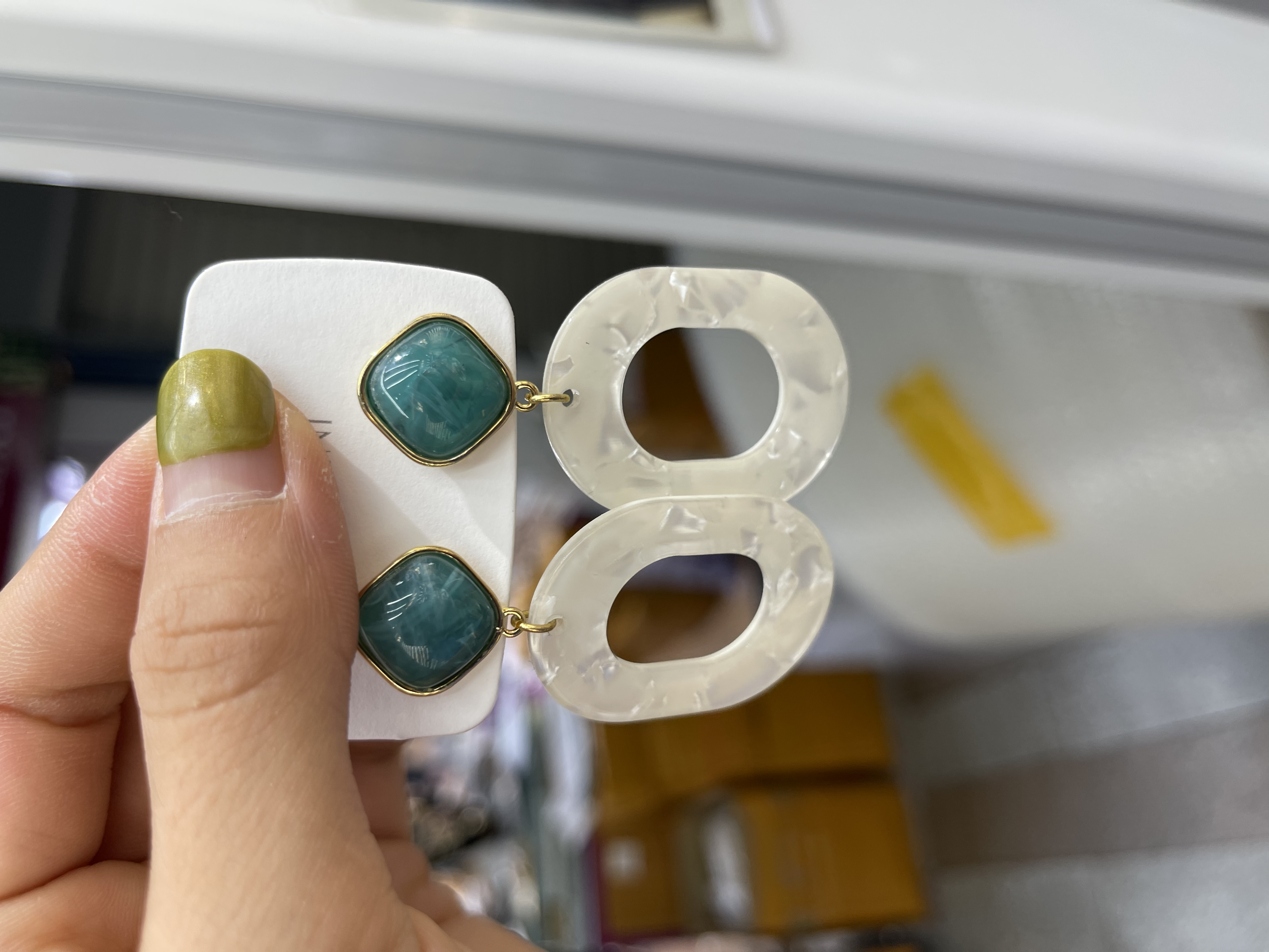 Green color-blocking earrings, Korean high-end silver needle anti-allergy accessory, model 043
