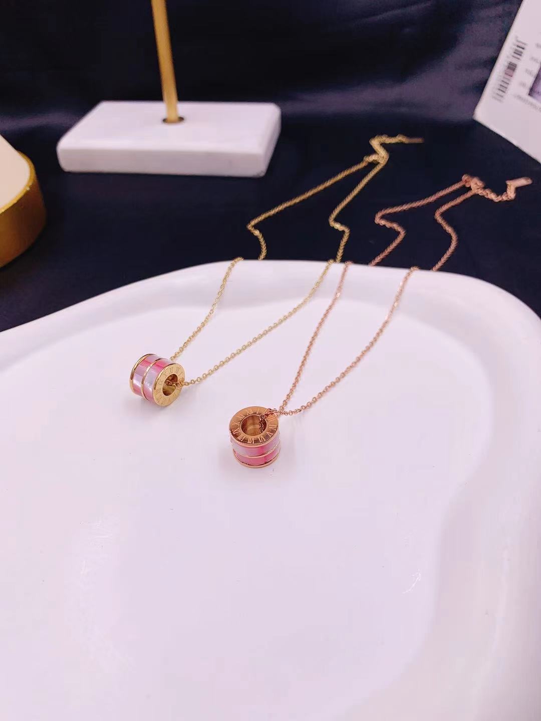 The latest European and American fashion style of shell titanium steel necklace, Baolai Baolai Baolai Specification image