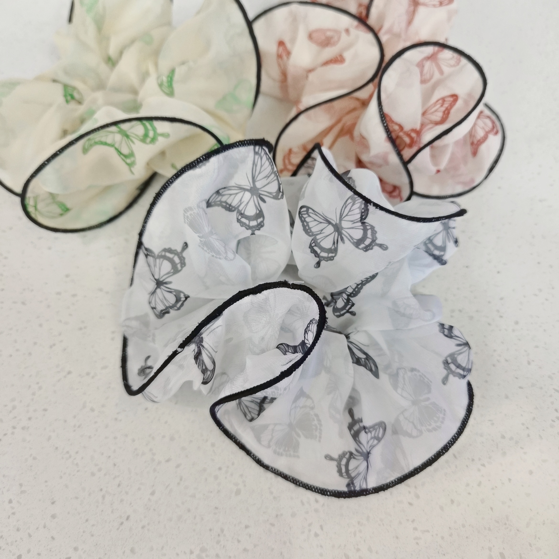 Yuhan's printed hair accessories are simple, fashionable and elegant. They feature a sausage bun hairstyle and a low ponytail. 55 details Picture