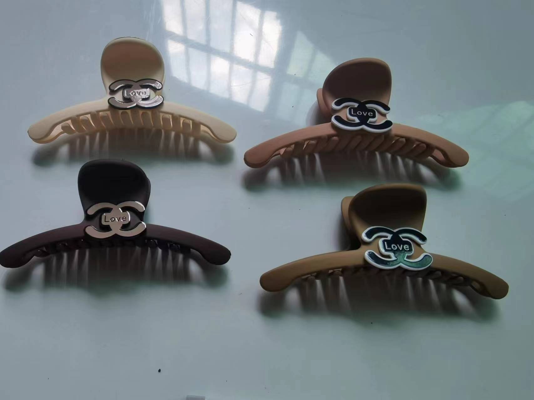 Haishen Accessories, a popular and trendy Korean-style fashionable rubber milk tea-colored plastic hair clip with accessories, shark clip, square semi-circular arc shape details Picture