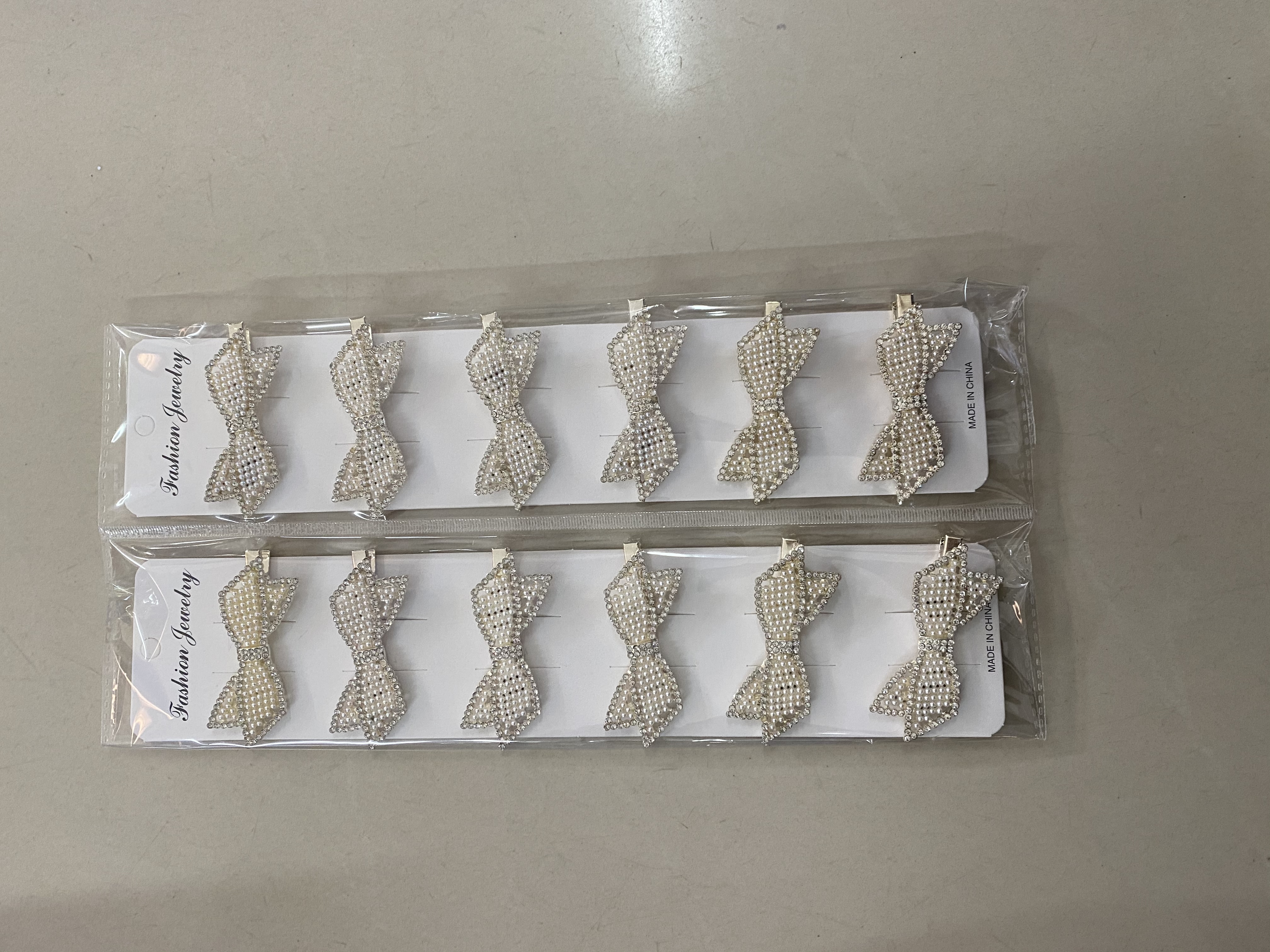 Alloy duck clip bow tie