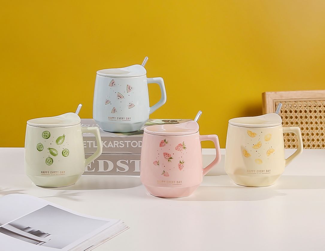 Mug with lid, spoon, office high appearance level cup, girls' home ceramic coffee water cup, souvenir Application Scenario
