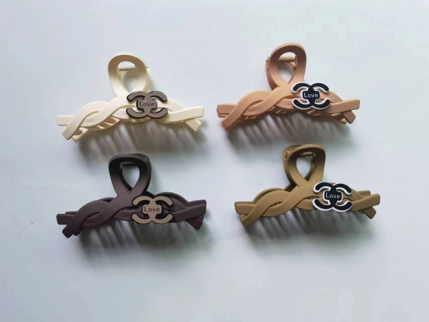 Haishen Accessories, a popular and trendy Korean-style fashionable rubber milk tea-colored plastic hair clip with accessories, shark clip, square semi-circular arc shape Application Scenario