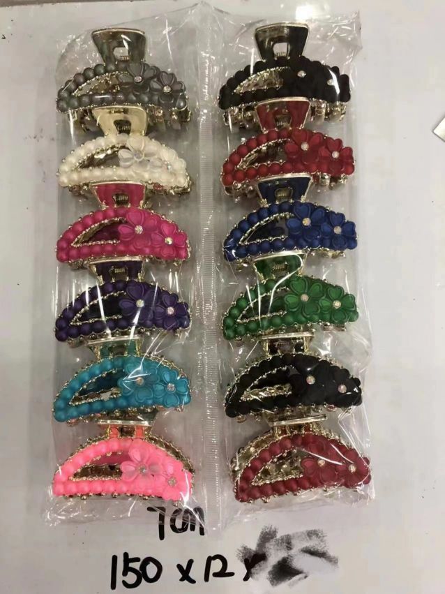 Haishen Accessories, a popular and trendy Korean-style fashion classic, is a gold-plated double-layer with floral and diamond-dotted dotted faux pearl hairpin Application Scenario