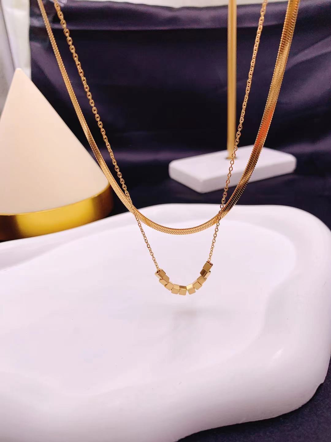 The titanium steel square necklace is versatile. It's a double-layer necklace that brings wealth from all directions and is very versatile Specification image