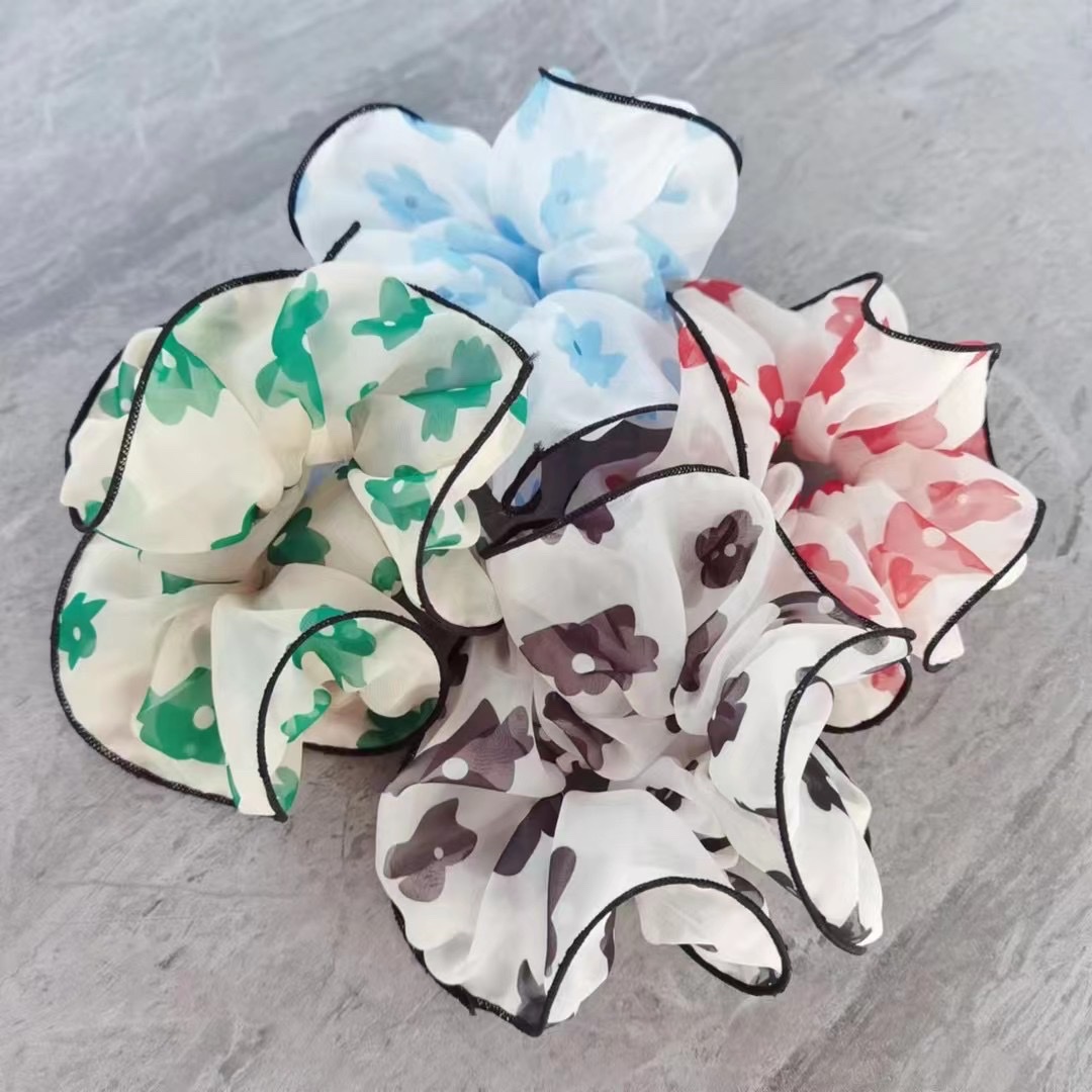 Yuhan's printed hair accessories are simple, fashionable and elegant. They feature a sausage bun hairstyle and a low ponytail. 55 Item Picture