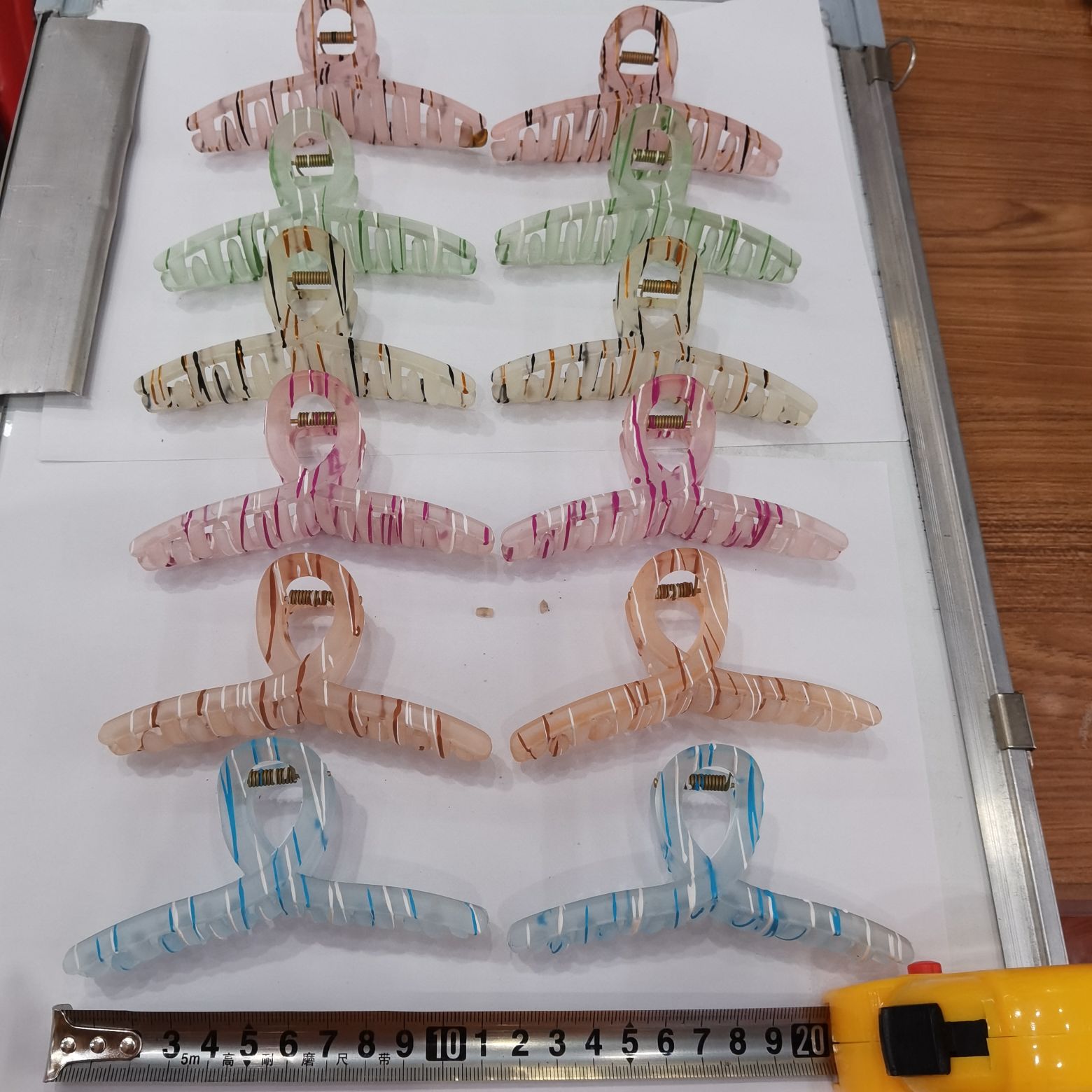 The popular and trendy Korean-style classic and fashionable rubber brushed transparent matte effect grab clip with plastic hairpin craftsmanship from Haishen Jewelry