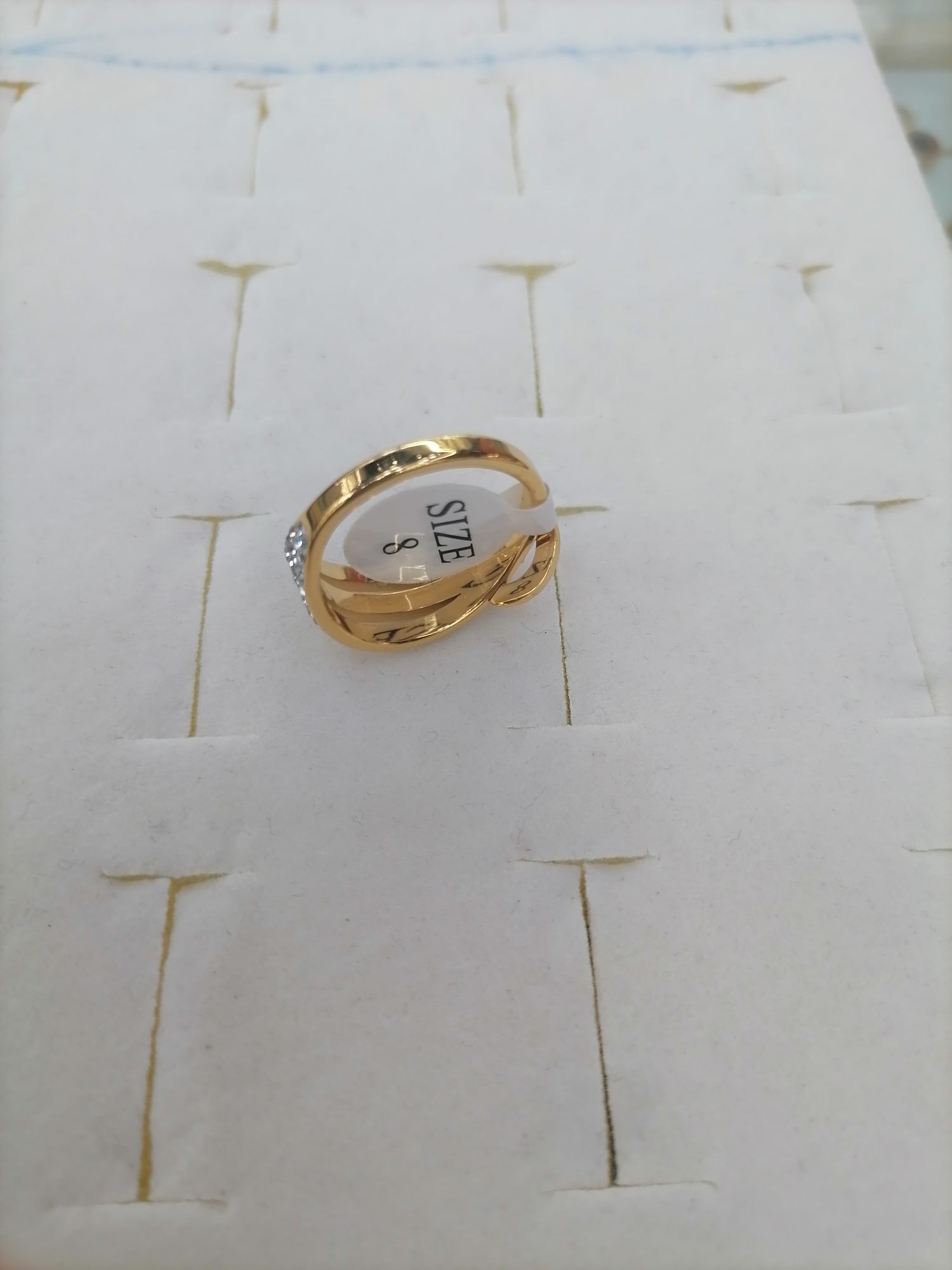 Titanium steel gold three-layer arc-shaped ring with diamonds, small circle fixed ring, Red Star Jewelry 03-110 Application Scenario