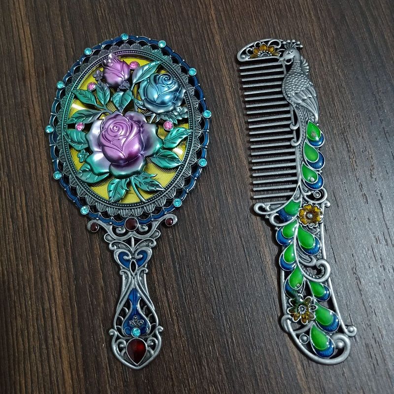 Retro handle small mirror metal hollowed-out gift mirror Application Scenario