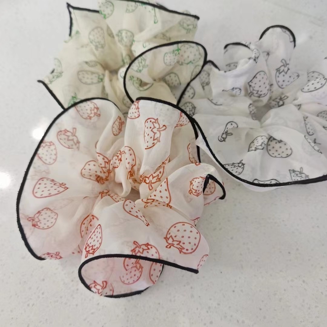 Yuhan's printed hair accessories are simple, fashionable and elegant. They feature a sausage bun hairstyle and a low ponytail. 55 Application Scenario