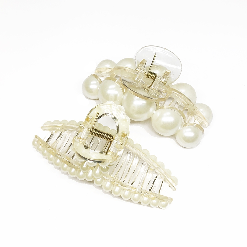 Enhancing Wardrobe with Pearl Hairpin