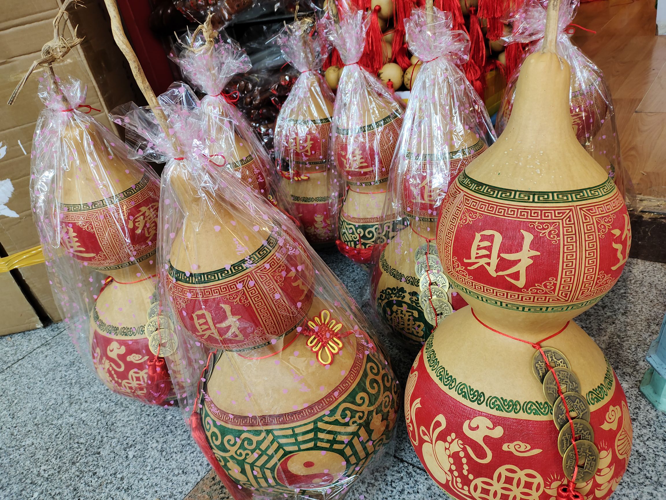 A large natural gourd carved with the Five Emperors' coins brings wealth and treasures Specification image