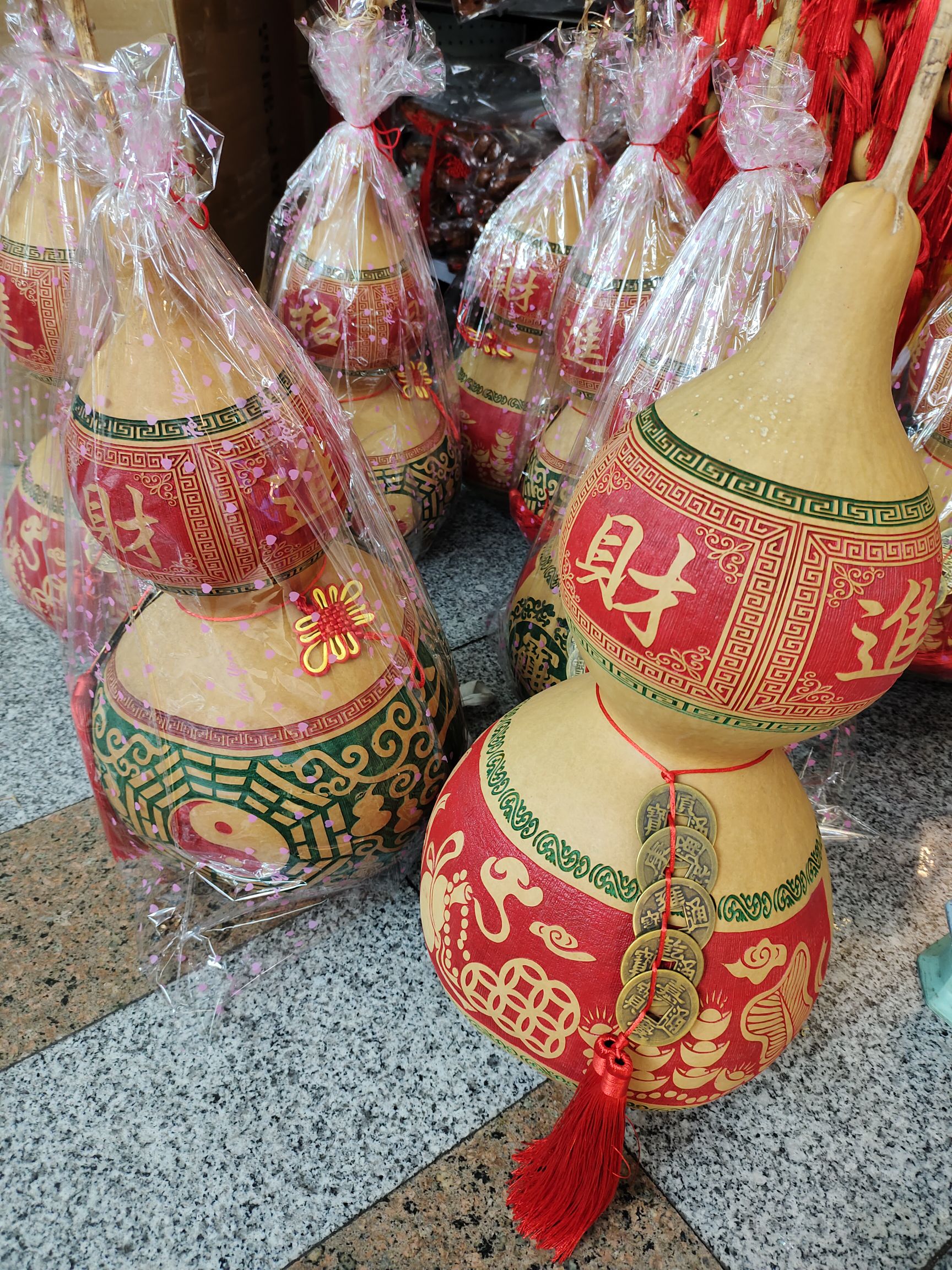 A large natural gourd carved with the Five Emperors' coins brings wealth and treasures details Picture