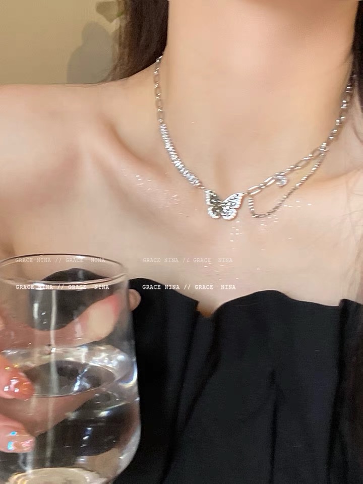 Black zircon butterfly pendant necklace for women's Summer 2022, a versatile collarbone chain, a light luxury and niche patchwork accessory with grapefruit ears
