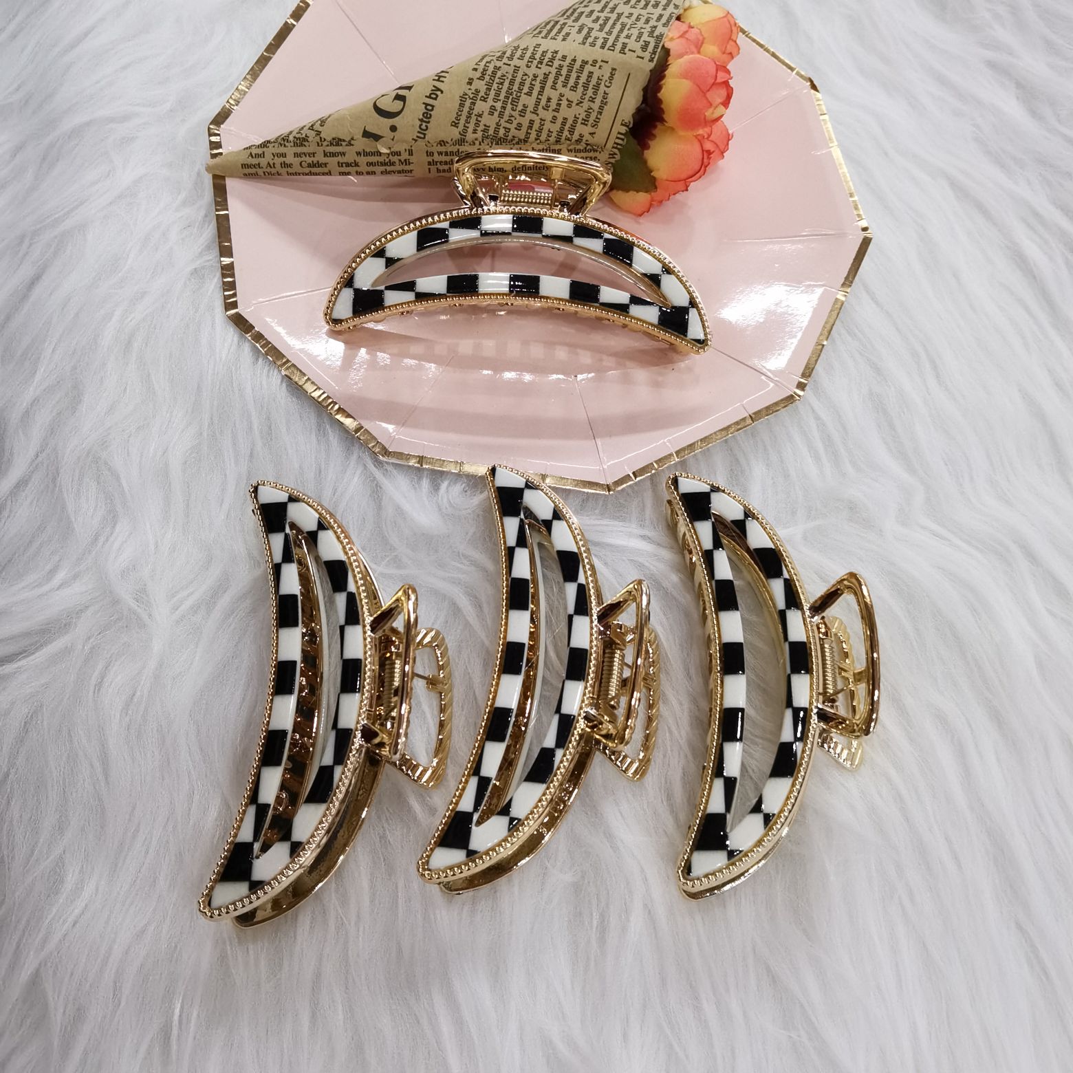 This is a popular and trendy item from Haishen jewelry. It features an alloy gold-plated base, a double-layer Korean style, and a classic and fashionable black and white checkered pattern Specification image