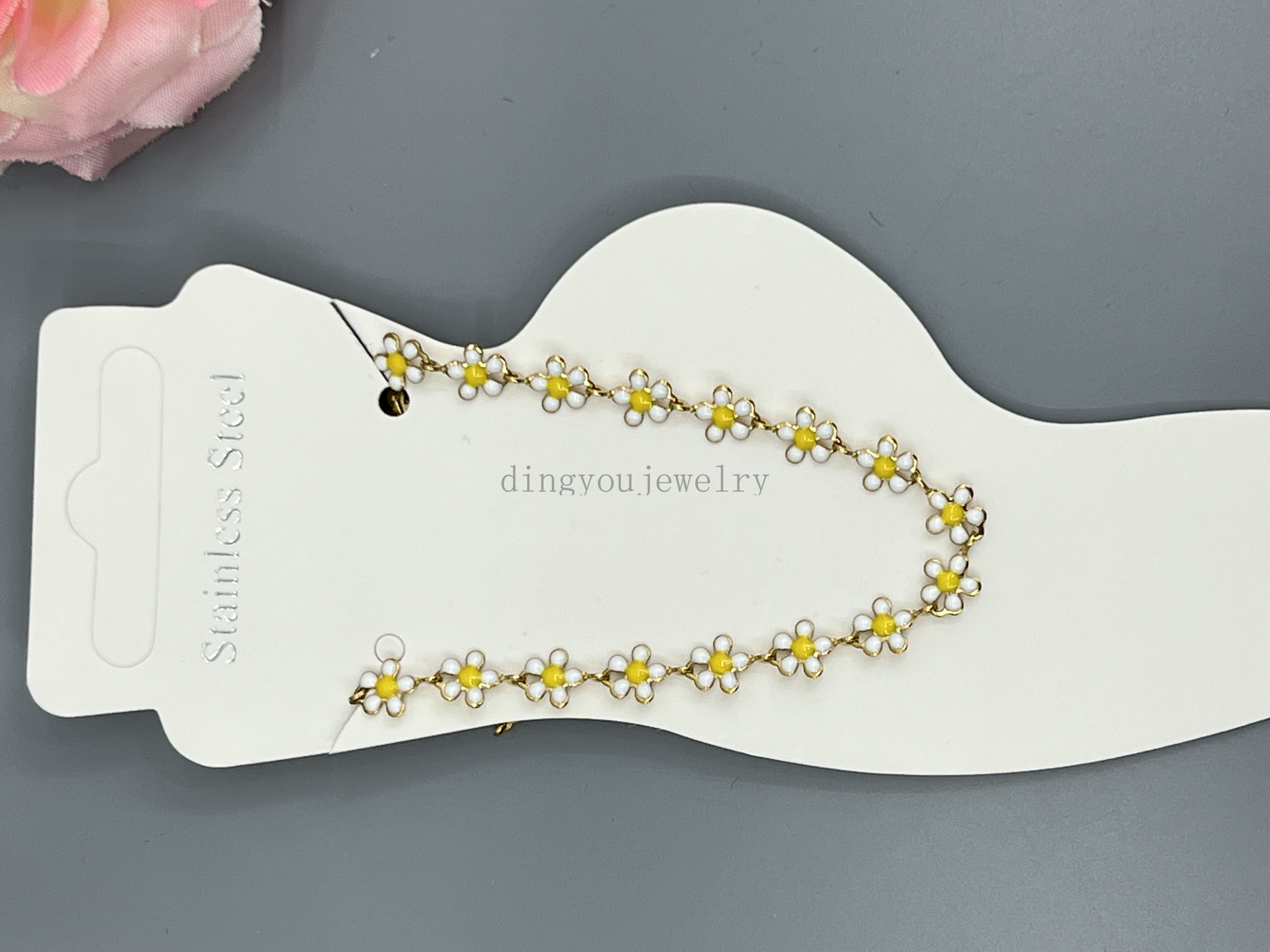 The new stainless steel five-color auspicious cloud foot lotus is the top choice for fashionable and trendy live streaming from Dingyou 0-389 Application Scenario