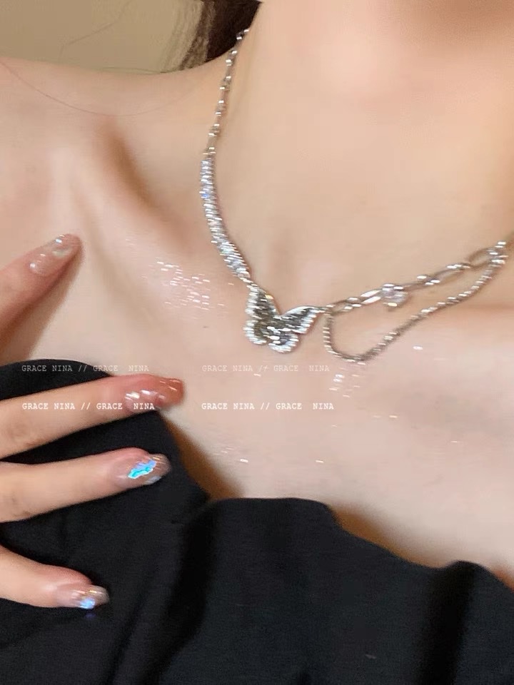 Black zircon butterfly pendant necklace for women's Summer 2022, a versatile collarbone chain, a light luxury and niche patchwork accessory with grapefruit ears Specification image