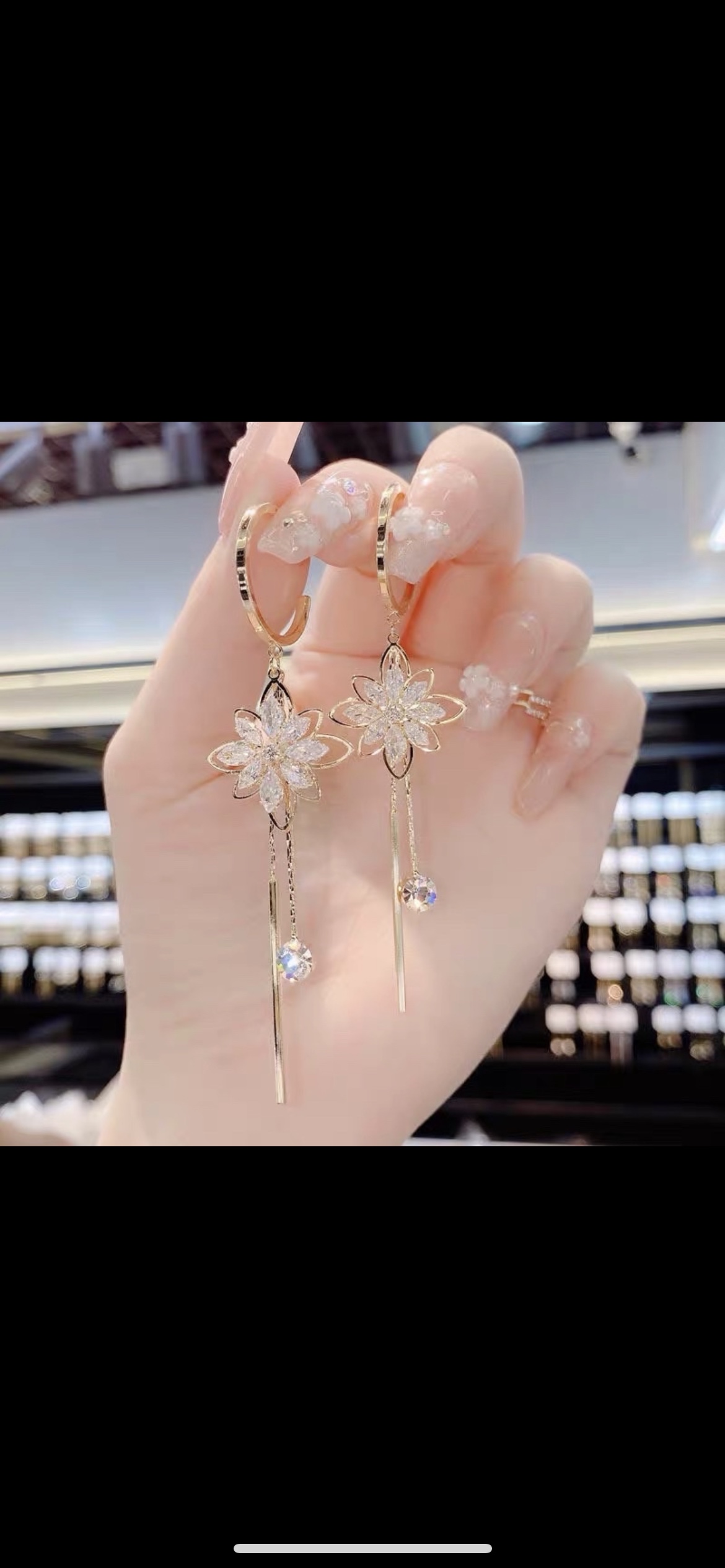 The crystal flower tassel earrings feature a niche design sense, a high-end and cool style, and a new trendy look that exudes the charm of Korean Internet celebrities Application Scenario