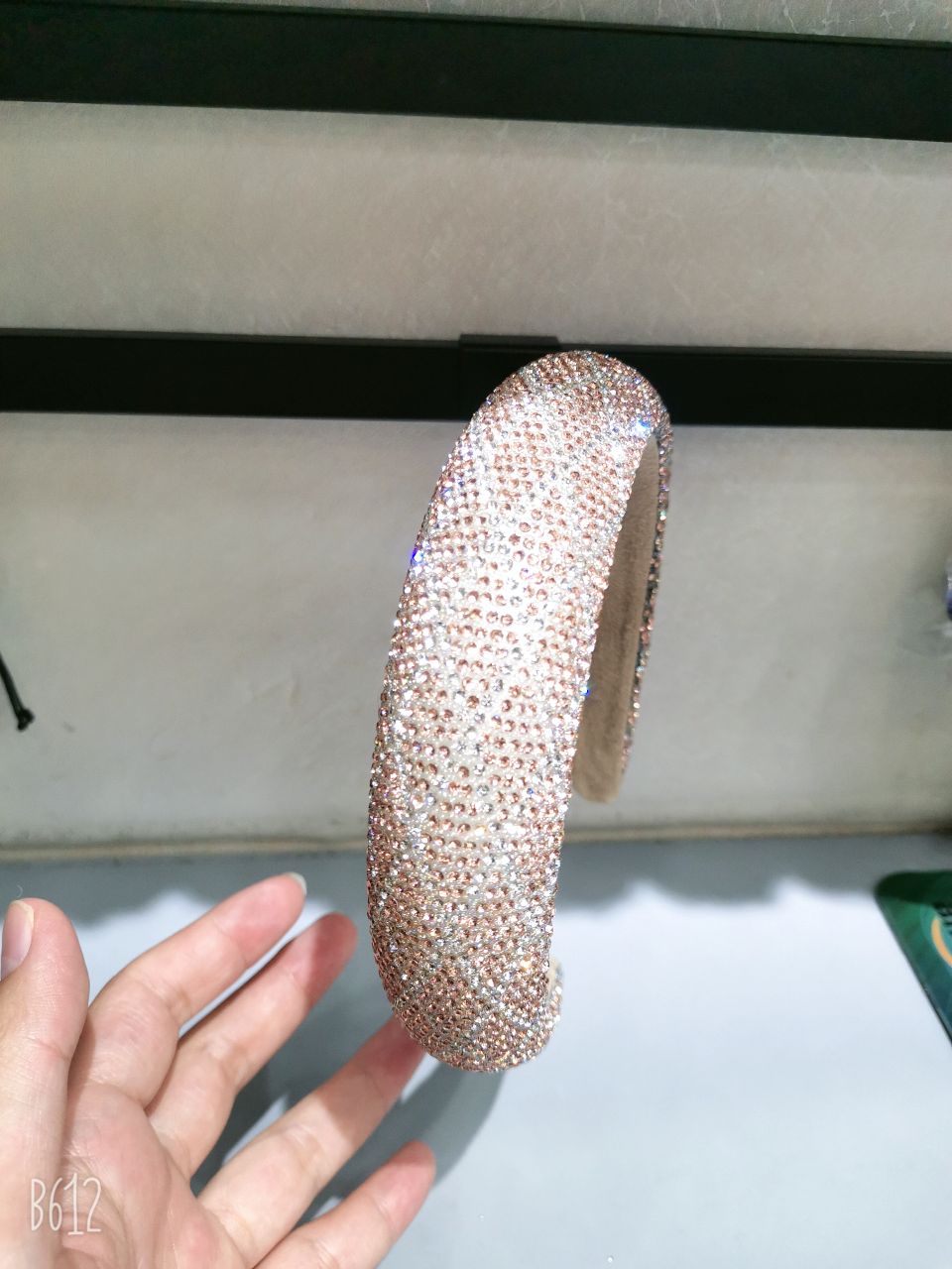 The rhinestone headband is a versatile and fashionable accessory for women going out. It features a simple and elegant hairpin that can be used to press the hair Specification image