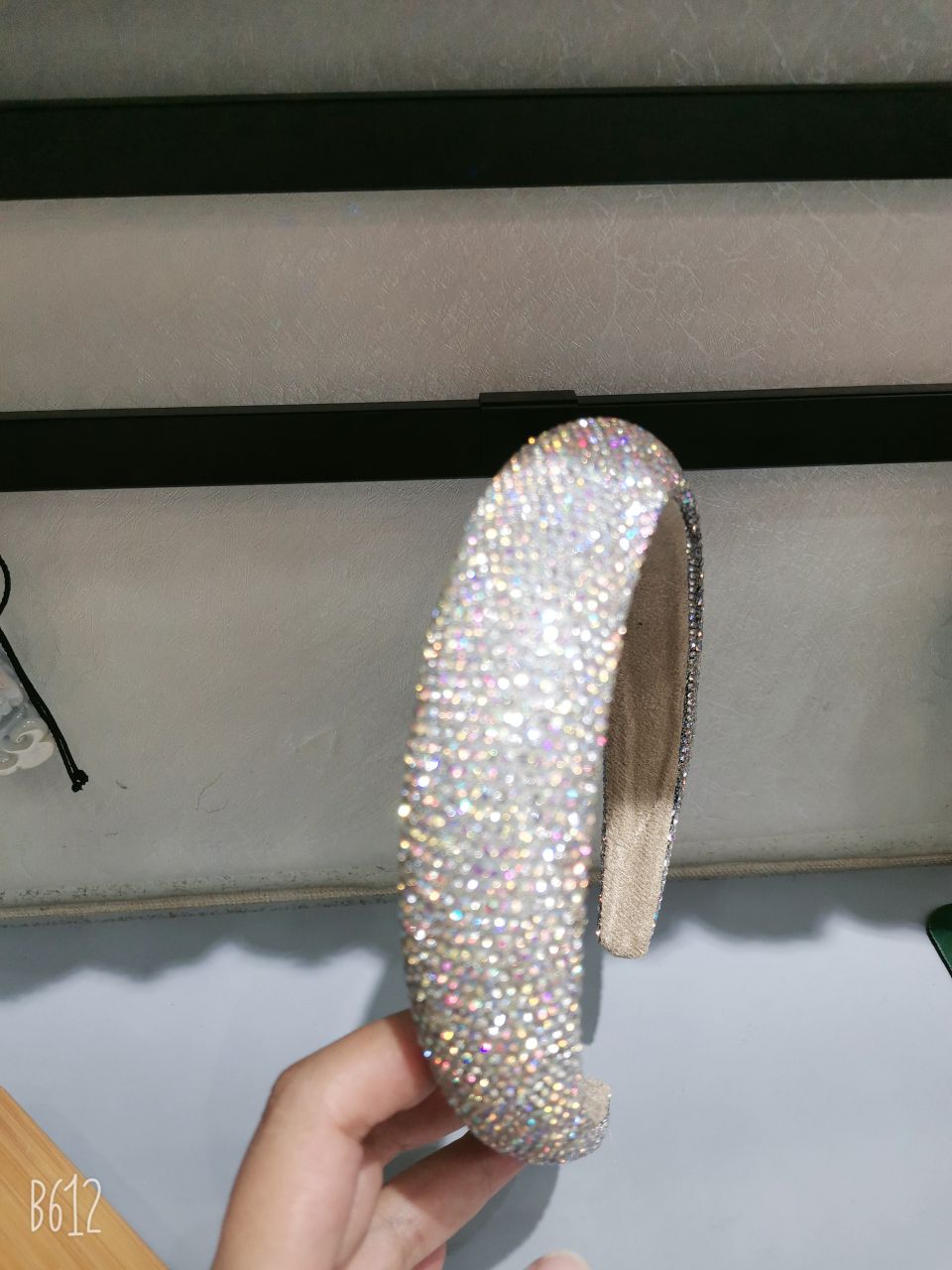 The rhinestone headband is a versatile and fashionable accessory for women going out. It features a simple and elegant hairpin that can be used to press the hair detail image 4