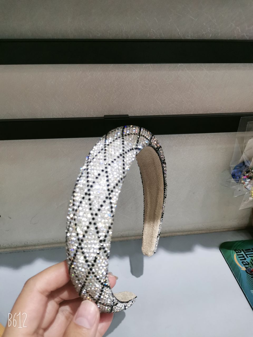 The rhinestone headband is a versatile and fashionable accessory for women going out. It features a simple and elegant hairpin that can be used to press the hair detail image 5
