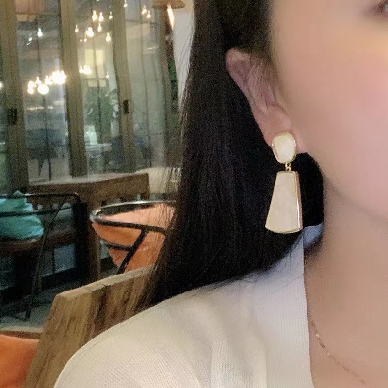 High-end and elegant white earrings, silver needle anti-allergy jewelry, CAI Ni accessory model 008
