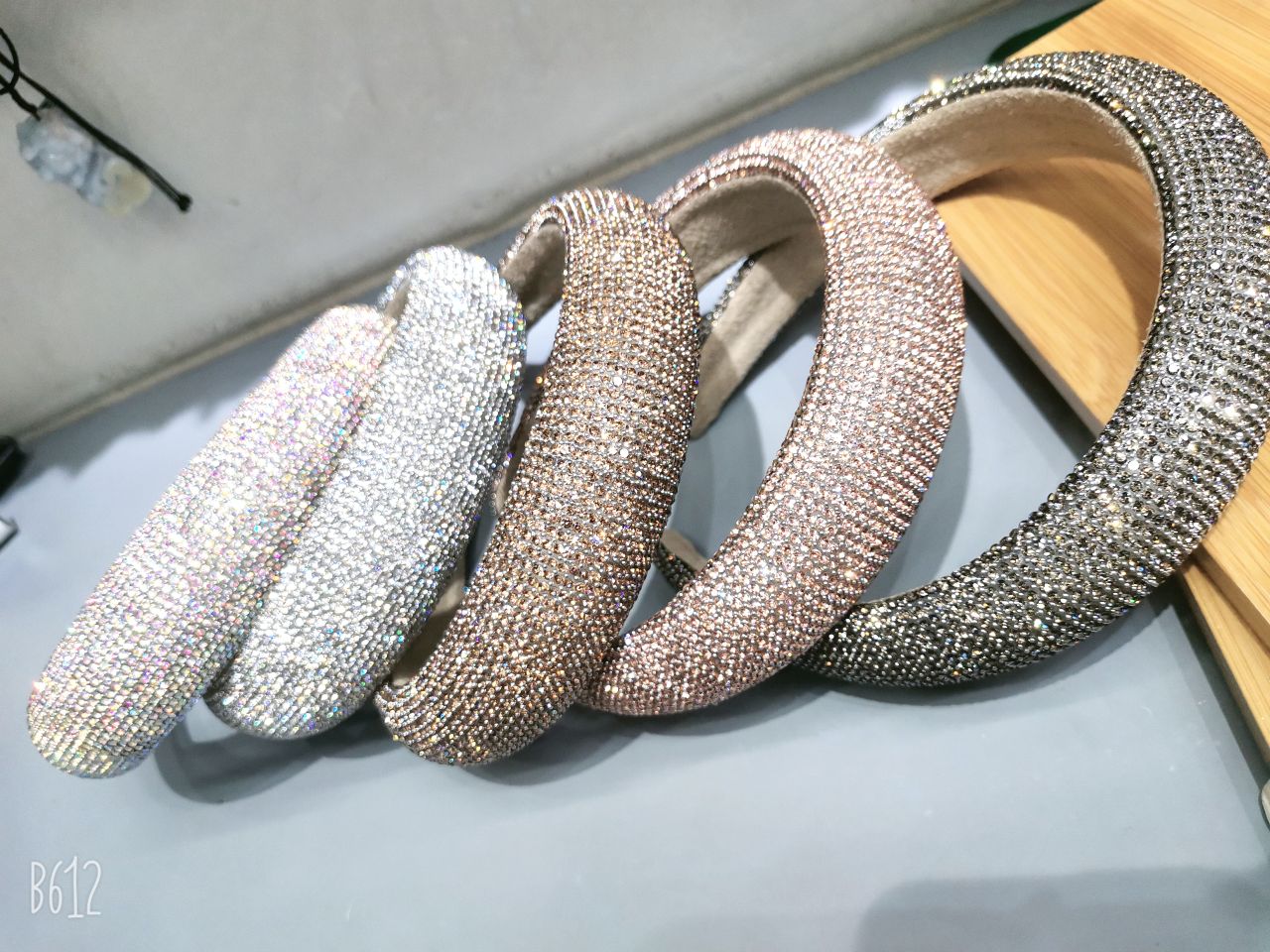 The water diamond hairband, a high-end look, is a new 2022 ultra-shiny high-top hairband for autumn and winter detail image 2