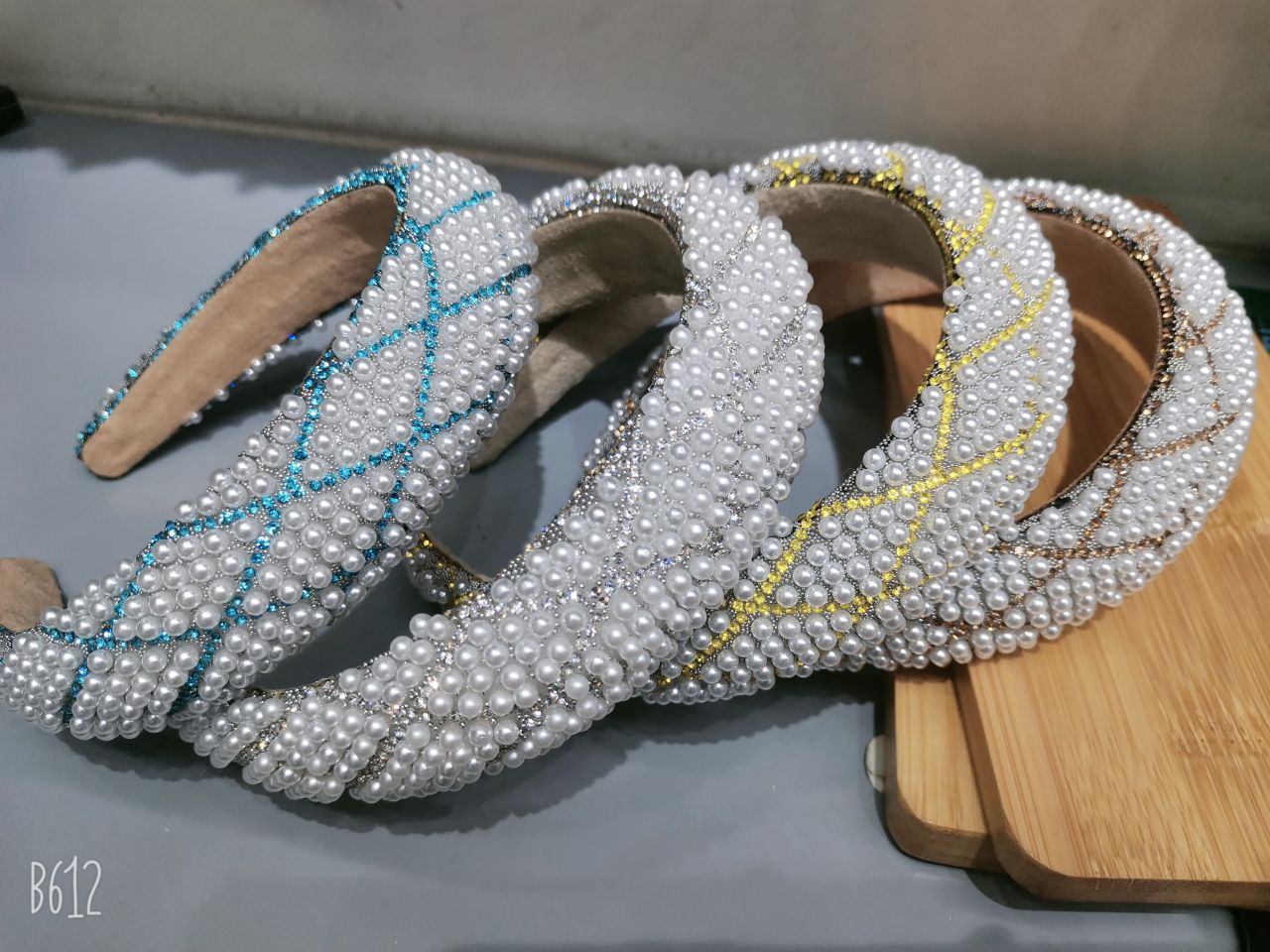 The pearl hairband, a popular 2022 new headband, is a super fairy-like girl's hair accessory with a simple and elegant style and a retro hairpin