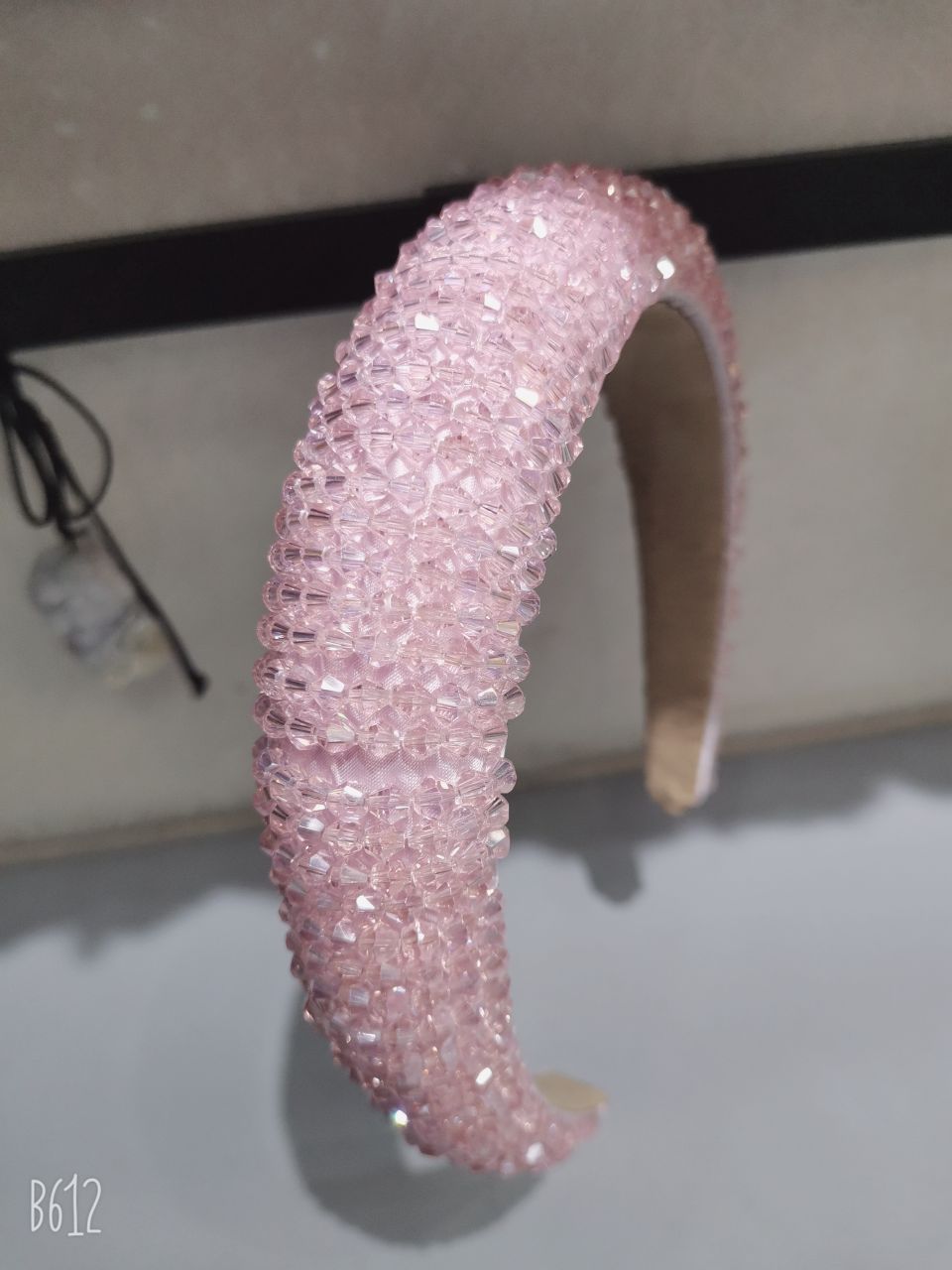 Fashionable and popular thickened sponge rhinestone hair bands to cover white hair, crystal hair clips, retro anti-slip adult hair accessories Application Scenario
