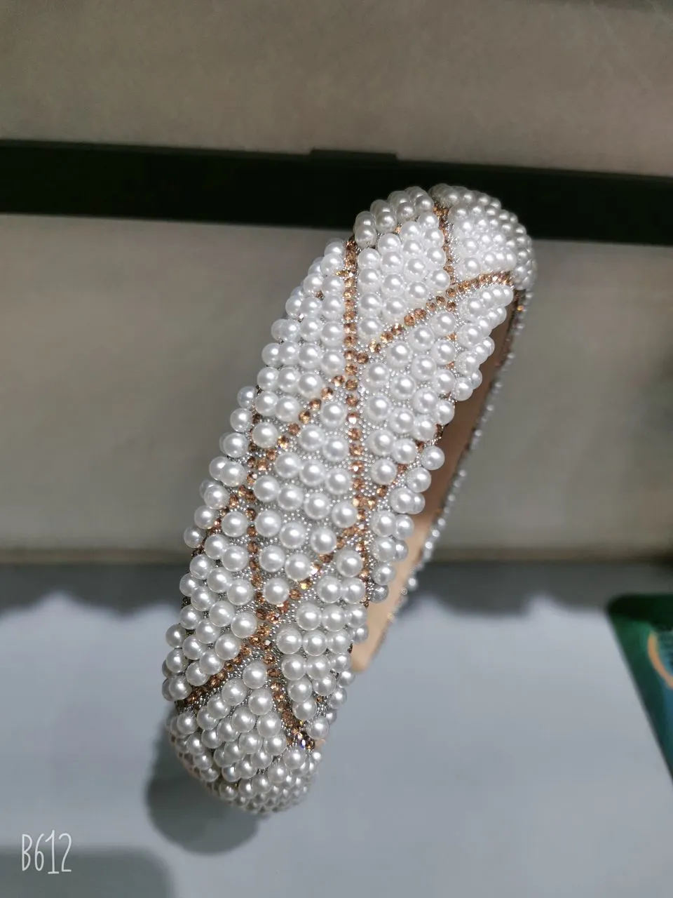 The pearl hairband, a popular 2022 new headband, is a super fairy-like girl's hair accessory with a simple and elegant style and a retro hairpin detail image 3