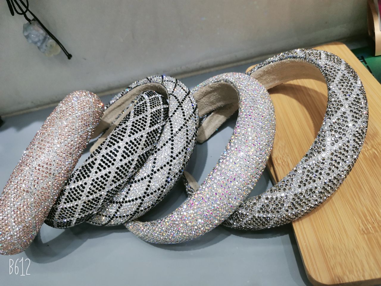 The rhinestone headband is a versatile and fashionable accessory for women going out. It features a simple and elegant hairpin that can be used to press the hair