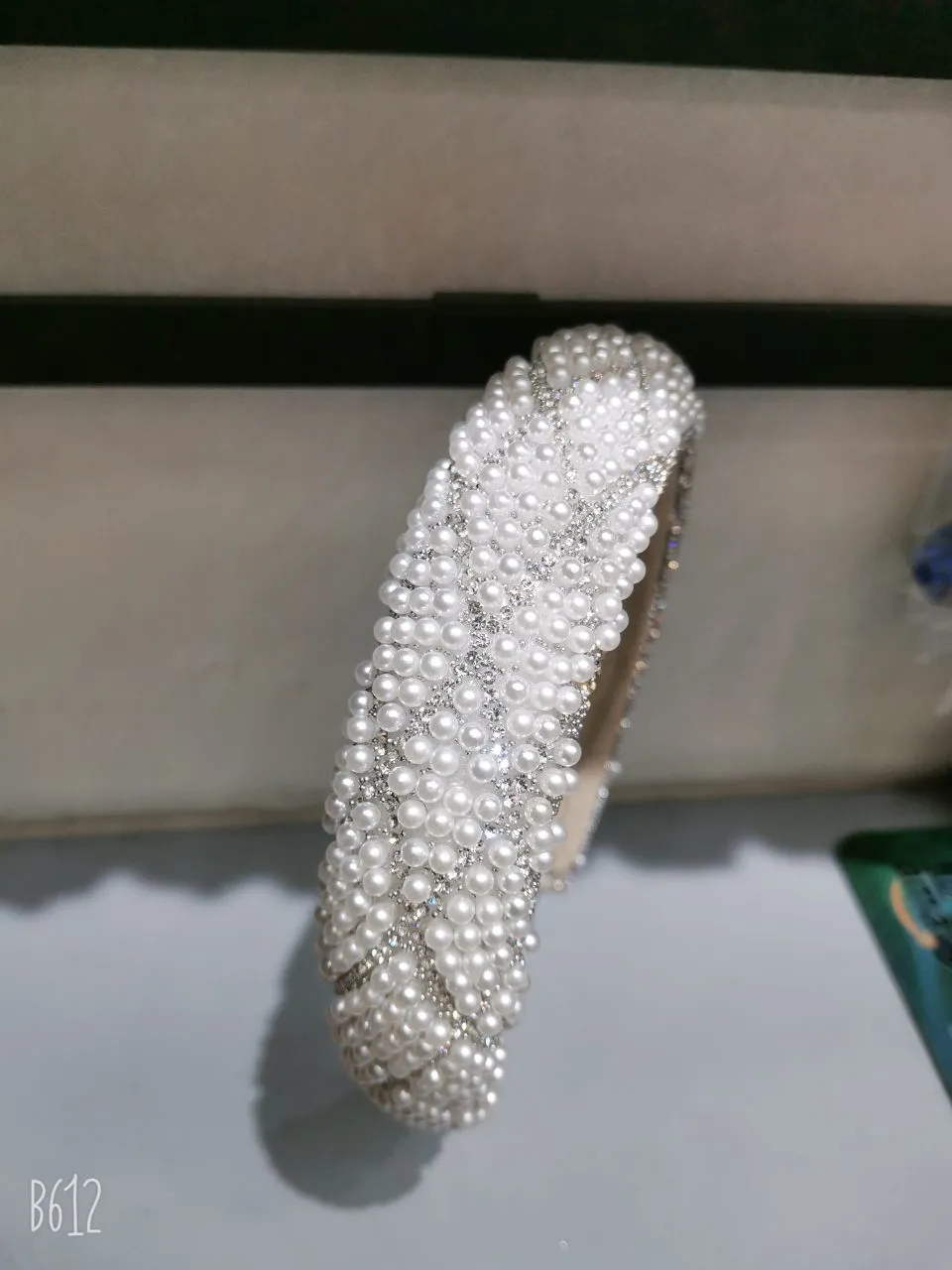 The pearl hairband, a popular 2022 new headband, is a super fairy-like girl's hair accessory with a simple and elegant style and a retro hairpin detail image 6