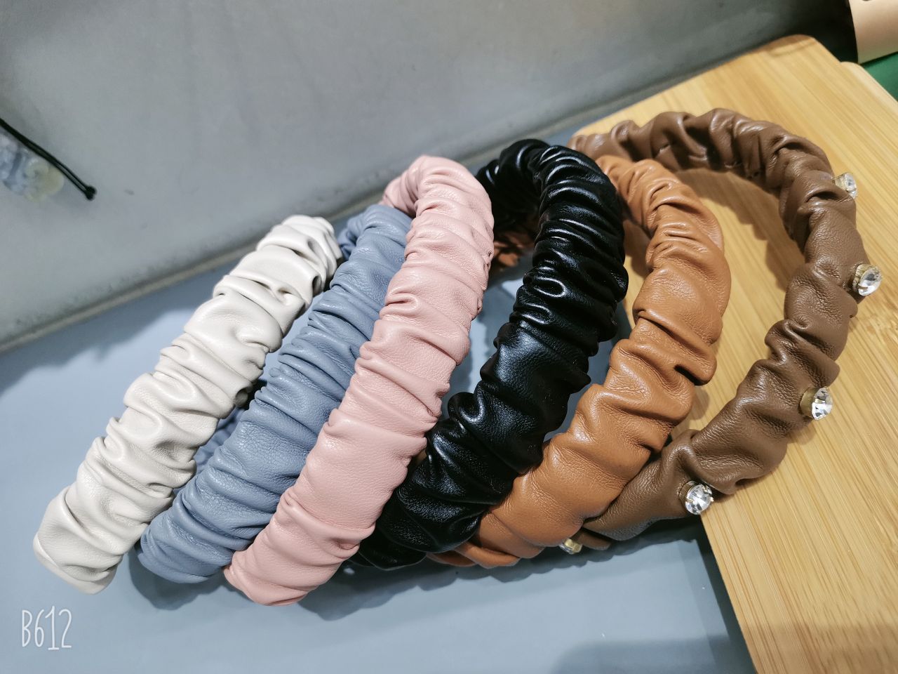 Imported leather hair band for raising the top of the head, versatile, comfortable, gentle and elegant. Women's pressure hair band with multi-color hair clips