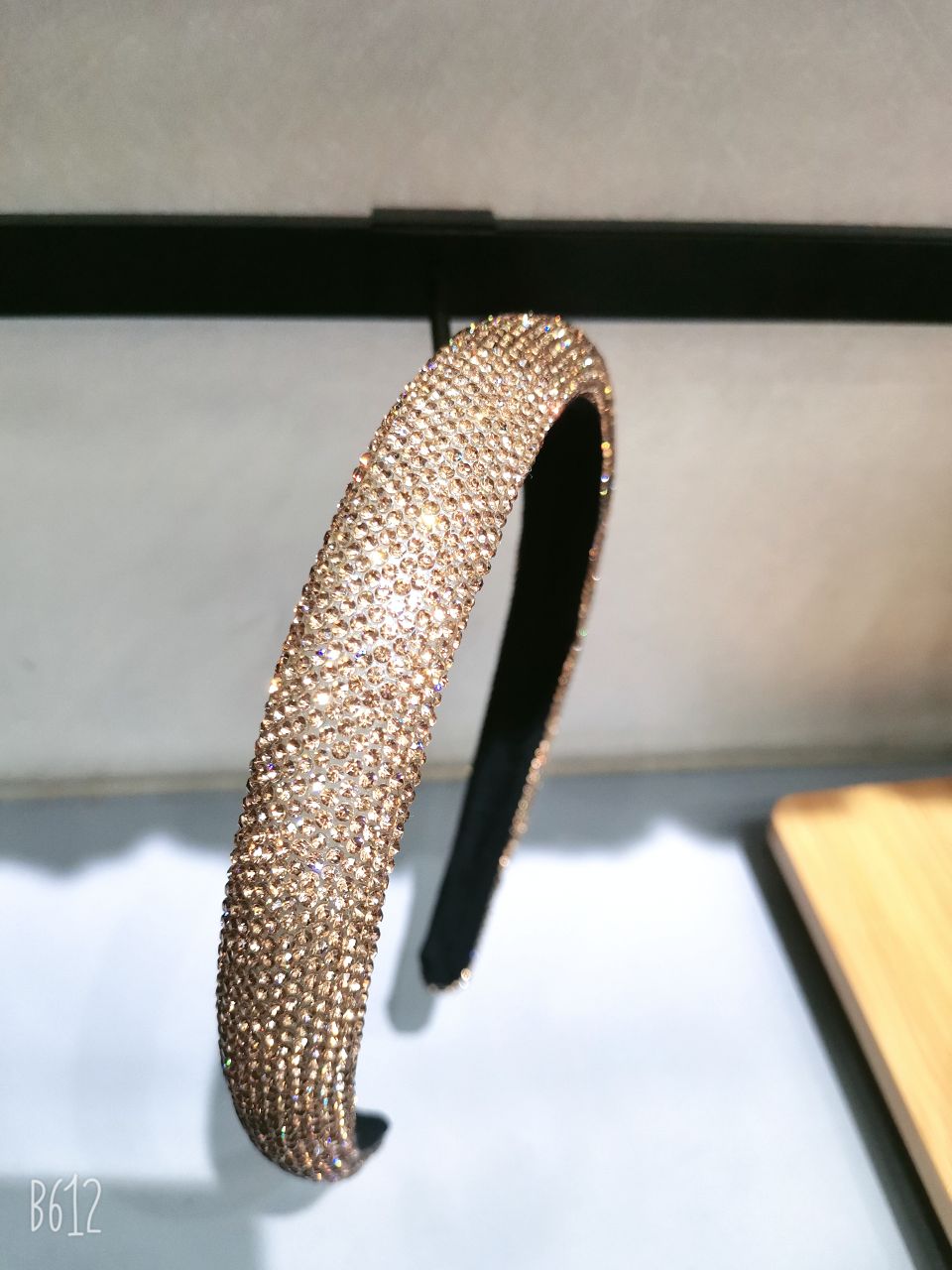 High-end retro hairpins and headbands, female Internet celebrity style, heavy heavy water diamond pressed hair, wide edge diamond-encrusted anti-slip headband, Internet celebrity detail image 7